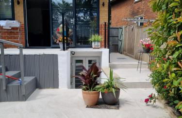 Modern self contain studio Own Private Access - Foto 2