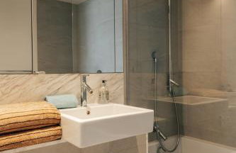 LUXURY 3 Bed 3 Bath Apartment in Central London - Photo 33