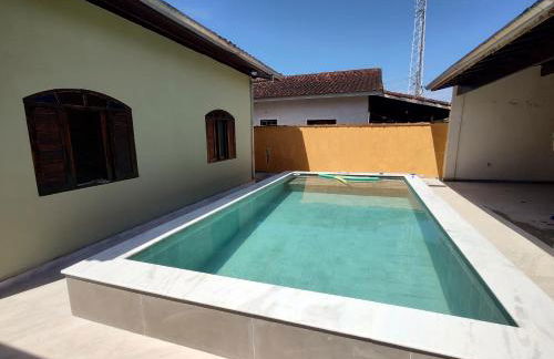 Casa piscina com ozônio churrasqueira perto da praia - Foto 1