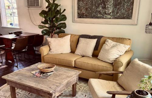 Chic Dunes Cottage with HOT TUB near Warren Dunes - Foto 11