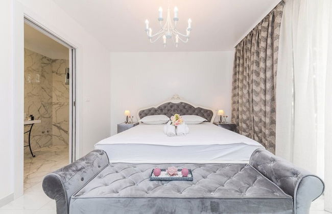 Beachfront Villa Baronessa with Pool - Photo 2