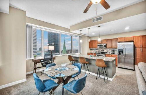 Luxury 13th Floor Condo: Downtown/ Parking 9 /Gym - Photo $