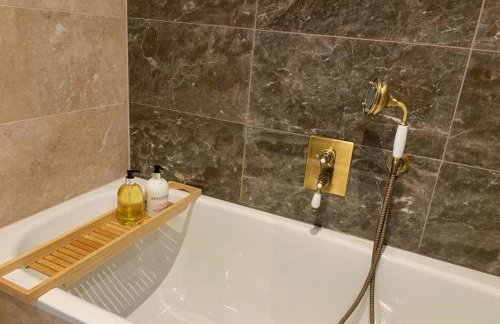 2 Bedroom Lux Apartment in Hendon- New Build - Photo 9