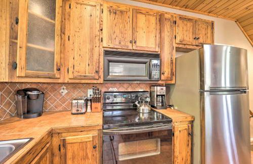 Woodsy Mountain-View Getaway with Hot Tub! - Foto 6