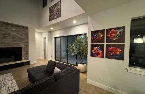Upscale Modern Hill Country Home! Has it ALL! - Foto 16