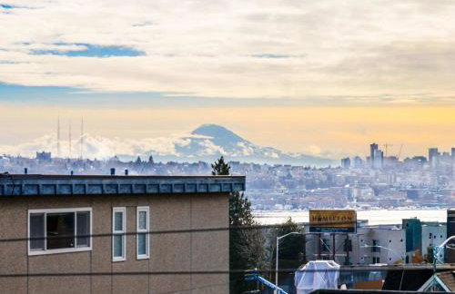 Designer Fremont Retreat w Mount Views & Office - Photo 1