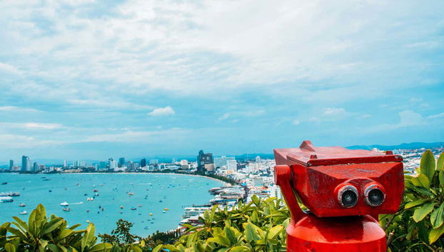 Desfrutando das vistas da baía de Pattaya