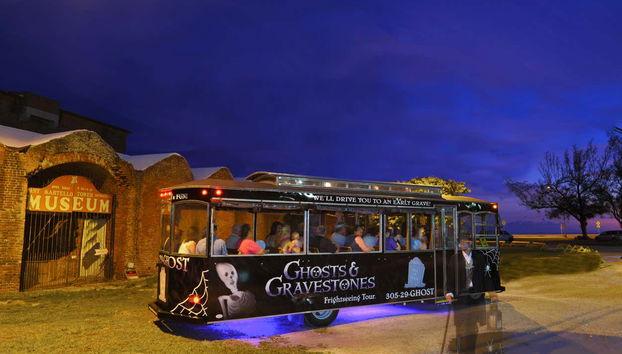 Trolebús percorrendo as ruas de Key West