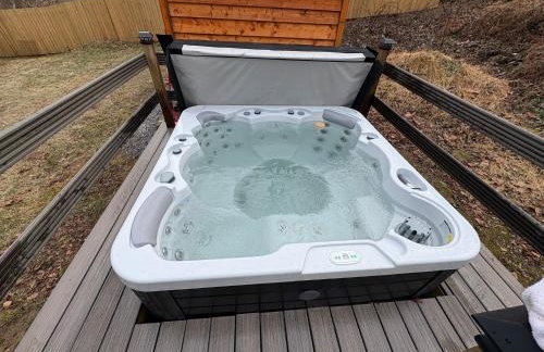 Quiet Cottage In The Woods, with Hot Tub! - Foto 1