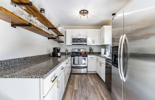 Renovated N Raleigh home with firepit wifi & king bed - Foto 6