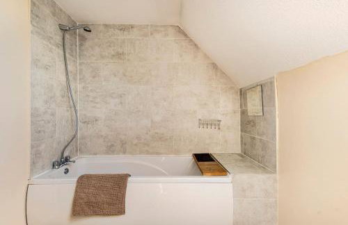 Charming Entire 2-Bedroom House in Milton Keynes - Photo 31