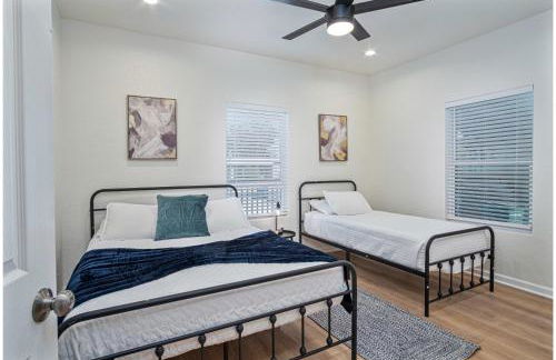 Unwind in Style 4BR2BA Quick Access to Downtown - Foto 31