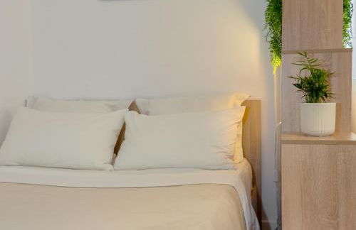 Central Studio - Bright & Modern - Private Terrace - AirCon - Near Train & Beach - Foto 27