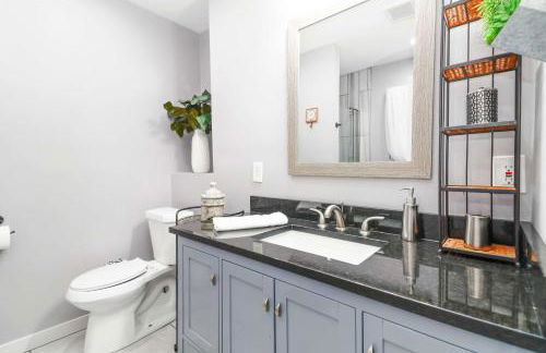 Sunlit Renovated Home, BBQ, Porch & Trails Nearby - Photo 18