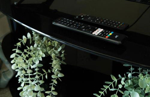 Beautiful and comfortable home away from home with free parking, fast wifi and white crisp hotel standard linen hosted by Our Home Short Stays - Photo 5