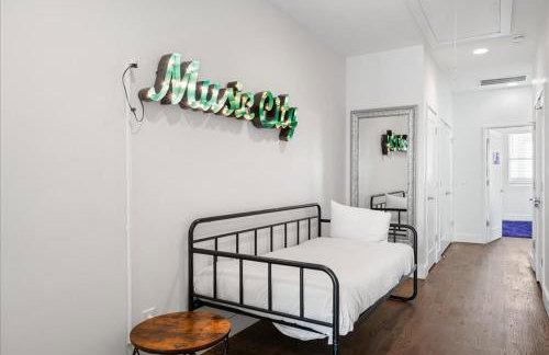 Nash House & Bars of Broadway with Patio Bar and Views! 8min Downtown! Sleeps 12! - Foto 4