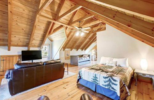 Large Log Cabin Chalet w/ Hot Tub - Horses & Lake! - Foto 46