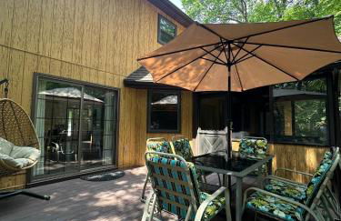 Pocono Hideout Family Home with Hot Tub Deck Sunroom Pool Big Bass Lake Larsen Lake Gouldsboro Clifton Township - Foto 20