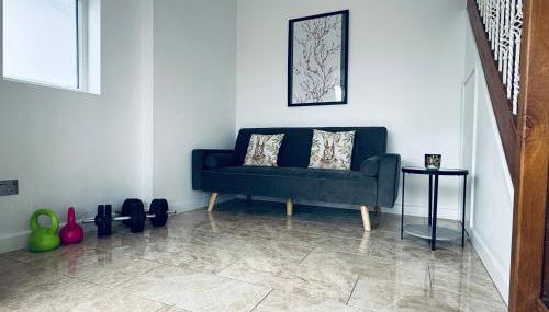 Near Station - Spacious 4-Bed Home with Parking - Foto 3