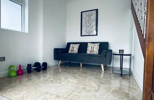 Near Station - Spacious 4-Bed Home with Parking - Foto 3