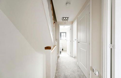 Swan's Place - Large 4bed home, Sleeps 9, Parking x2 & Games room - Foto 40