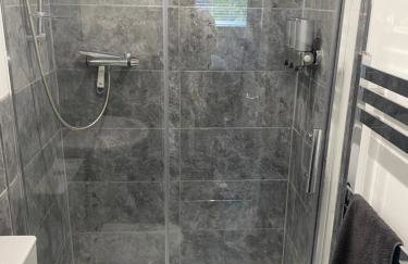 modern 1 bed apartment with car parking - Foto 12