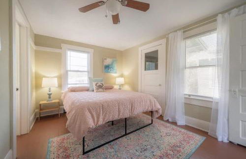 Serene Beachy Bungalow with Large Screened Porch! - Foto 12