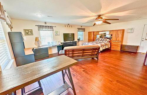 Texas Speedway Retreat: Desk + Cowboy Dipping Pool by Vacation Your Way - Foto 13