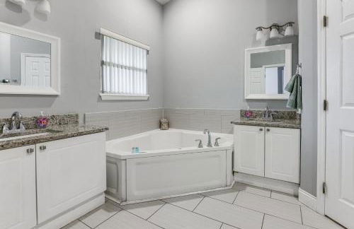 5 Mi to WDW! Spacious Resort Escape with Pool Access - Foto 14