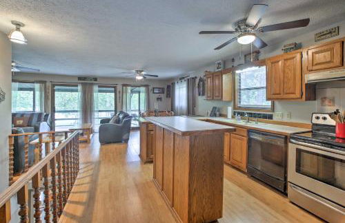 Waterfront Home with Fire Pit on Table Rock Lake - Foto 9