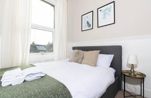 Bright & Comfortable 4-Bed Home 9 mins from Newcastle City Center - Free Parking - Foto 2