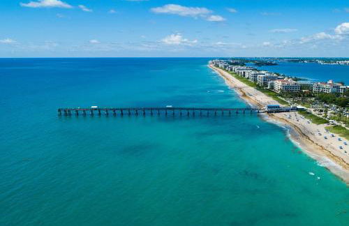 M Lake Worth Beach - Modern Villas Near West Palm Beach, Chic Retro Vibes, King Bed, Cozy Backyard, BBQ, Workspace, High-Speed Internet, Free Parking, 5 Minutes to Downtown & Beach - Foto 11