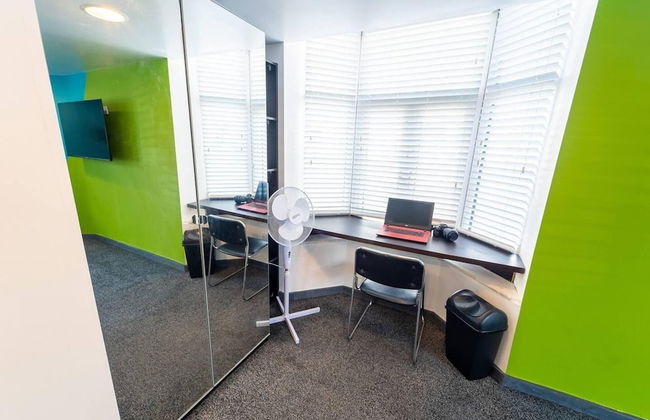 Cosy Spacious Studio Available - Photo 11