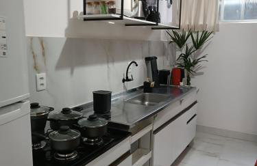 Barra - Espaçoso Apt frente Shopping Barra - 100 m2, 2 quartos, varanda, sala, banheiro e cozinha completa, 2 camas casal, 1 cama de solteiro, 1 sofá cama - Foto 29