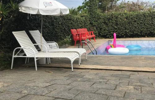 CASA SURYA, Piscina Fantástica, Churrasqueira, Completa, 18 HÓSPEDES na REGIÃO DOS LAGOS - Casa de Campo - Foto 3