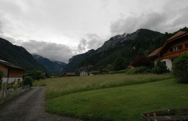 Pristine Home in a Charming Village, Large Grassy Sunbathing Area, View of the Mönch and Jungfrau - Foto 13
