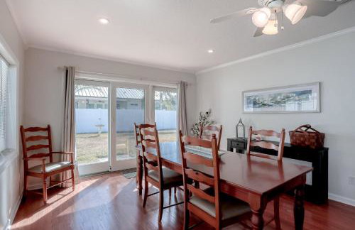 Beachside snowbird escape with fenced yard & washer/dryer - walk to beach access - Foto 10
