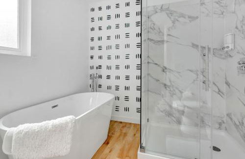 Modern Family Home w/Pool and Hot Tub - Foto 25