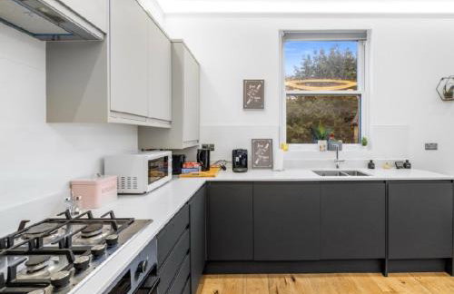 2 Bedroom Flat By Key Light Properties Short Lets & Serviced accommodation two minutes walk from Canada Water Station - Great for Contractors, Group and Family - Foto 28