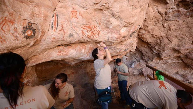 Esplorando una delle caverne