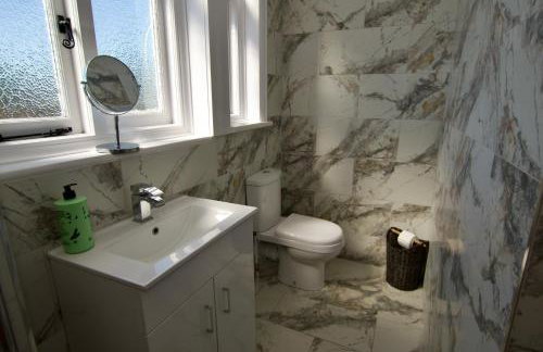 Beautiful large 3-bed coastal flat with parking. - Foto 49