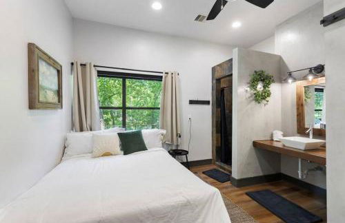 LUX Treehouse on Private Lake next to Lake Conroe with Game room, Paddleboards, Lake Views, and more! - Foto 27