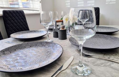 Spacious 4BR House Sleeps 8 with Free Parking, Contractor Friendly, Near Basildon Hospital & London Links - Foto 9