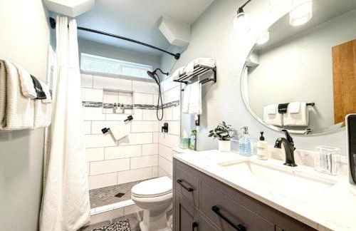 Forest Home with Deck, EV Station, King Beds - Foto 5