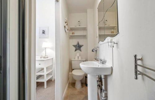 Spacious Apartment with Parking! - Photo 13