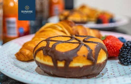 L2 - INVOICE and REDUCED PRICE only via SUNRISE SHORT LETS DUNDEE, Stunning 4 Bed House with 6 Beds and 3 bathrooms, TVs in each room, Free Parking, Fully Equipped, Local Amenities, Easy Ring Road Access, Special Rates and ONLY 9 Mins to STANNERGATE Ports - Foto 59