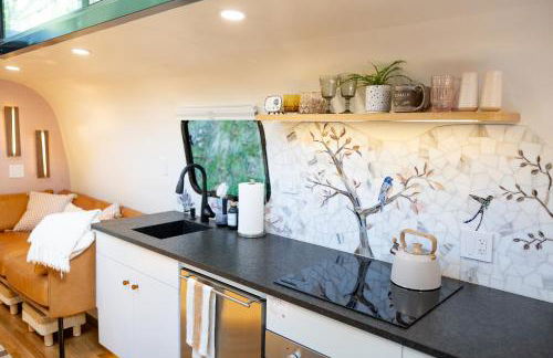 Airstream w Bathtub, River, & Hot Tub - Foto 15