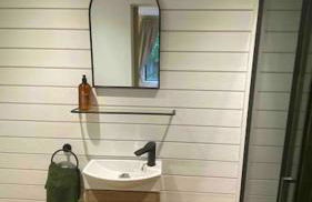 brand new cozy cabin with parking - Foto 11