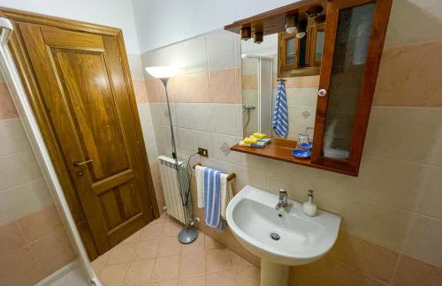 HOST4U - BORGATA VALLONE Apartments with Stunning Garden and Parking - Foto 25