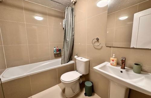 Stylish 1-Bed Riverside Views Near DLR Canary Wharf - Foto 16